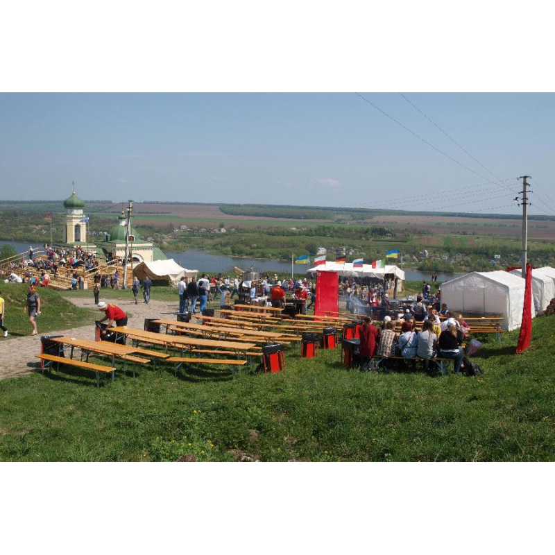 Оренда столу з двома лавочками на 6 місць Оренда столу з двома лавочками на 6 місць